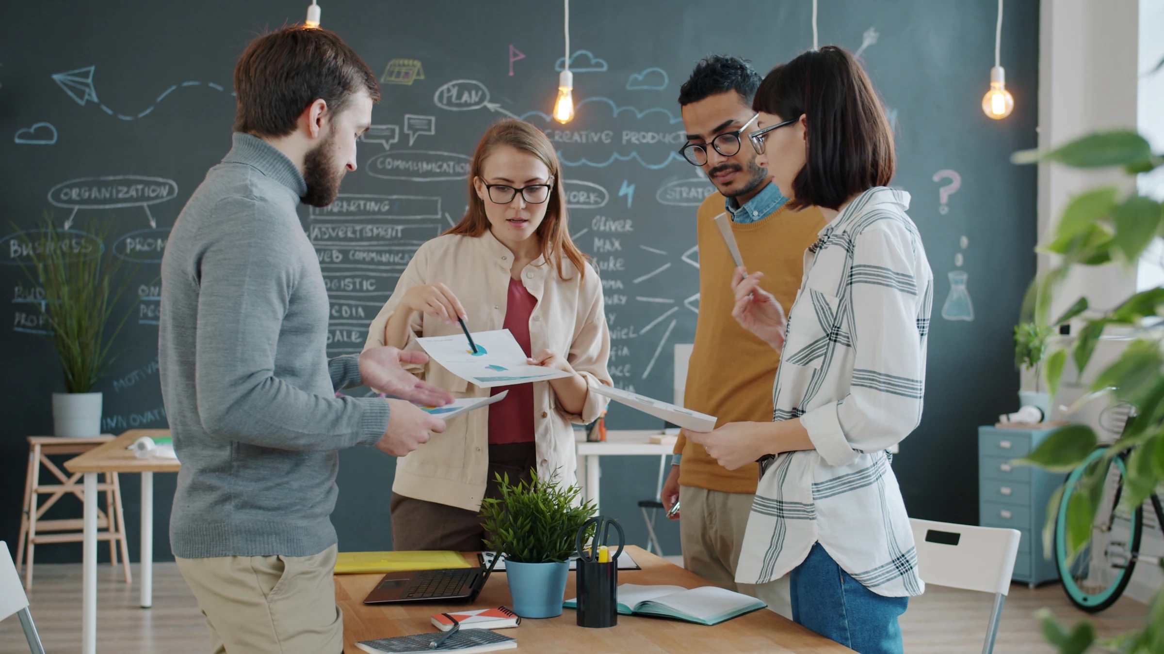 Une équipe de direction analyse son activité dans un espace de travail